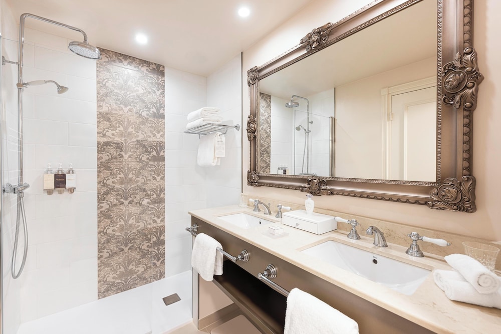Disneyland® Hotel — Hotel rooms in Disneyland Paris, Ile-de-France