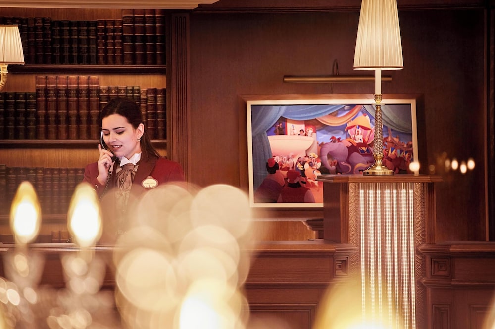 Disneyland® Hotel — Hotel building in Disneyland Paris, Ile-de-France