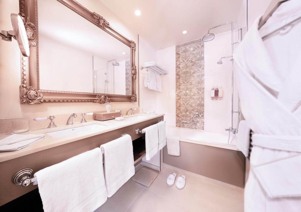Disneyland® Hotel — Hotel rooms in Disneyland Paris, Ile-de-France