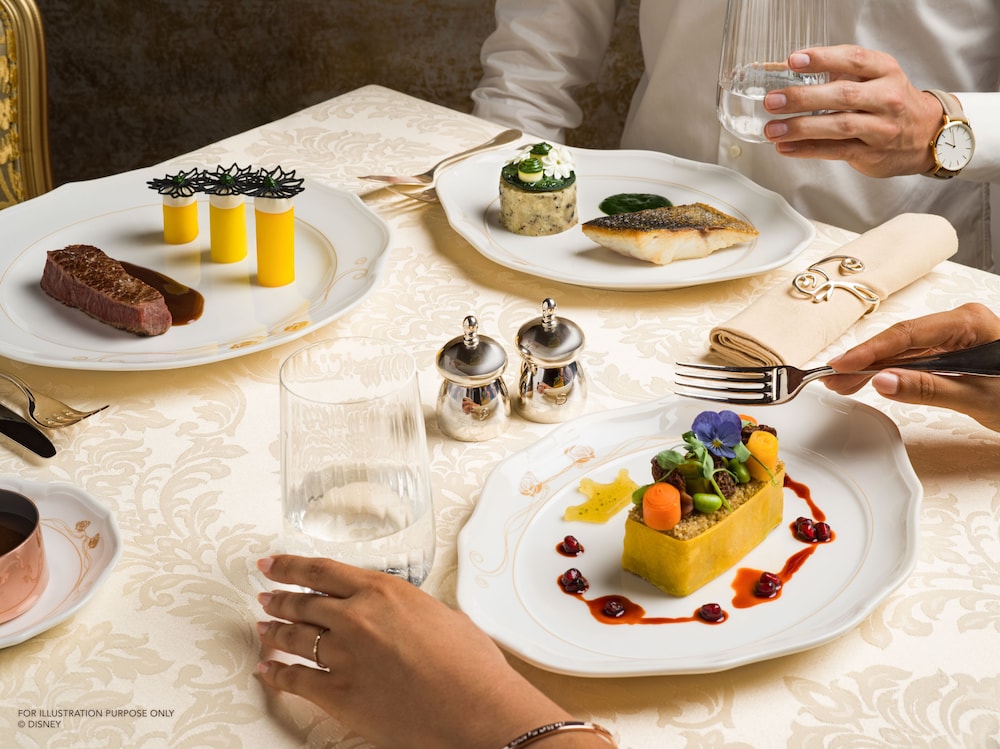 Disneyland® Hotel — Restaurant & bars in Disneyland Paris, Ile-de-France