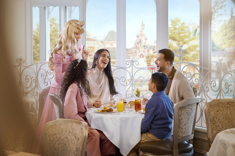 Disneyland® Hotel — Restaurant & bars in Disneyland Paris, Ile-de-France
