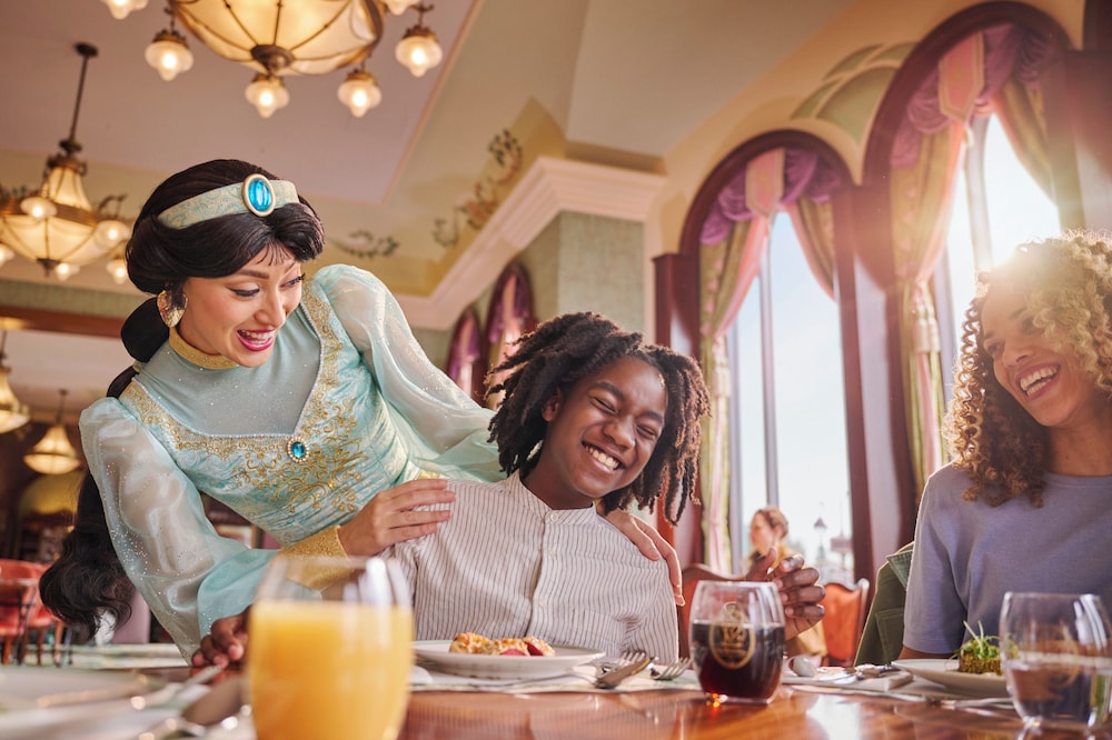 Disneyland® Hotel — Restaurant & bars in Disneyland Paris, Ile-de-France