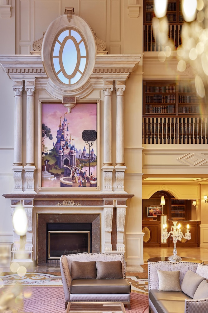 Disneyland® Hotel — Hotel building in Disneyland Paris, Ile-de-France