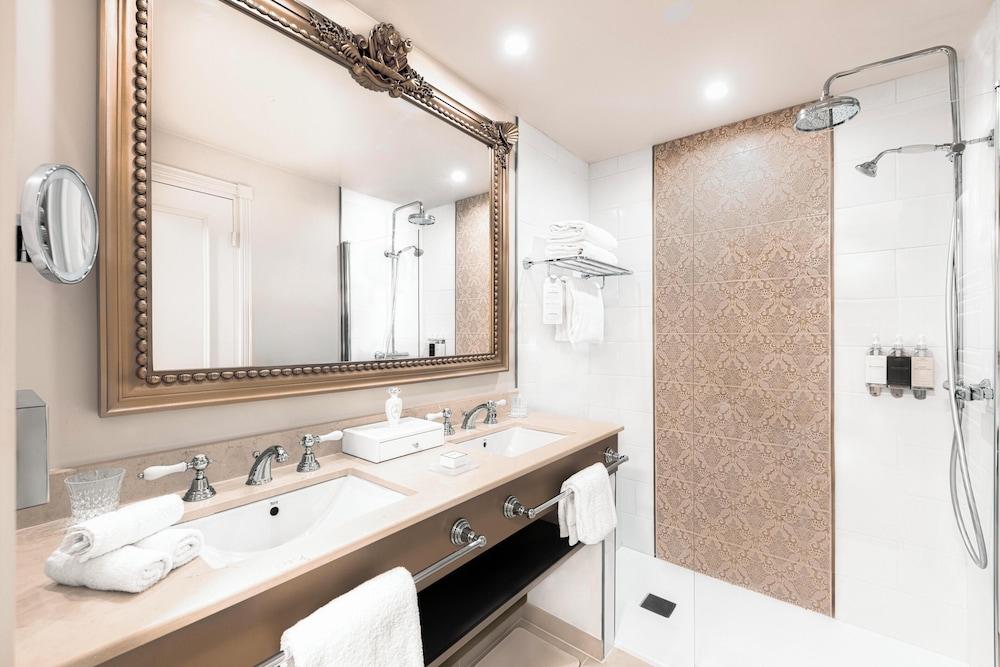 Disneyland® Hotel — Hotel rooms in Disneyland Paris, Ile-de-France