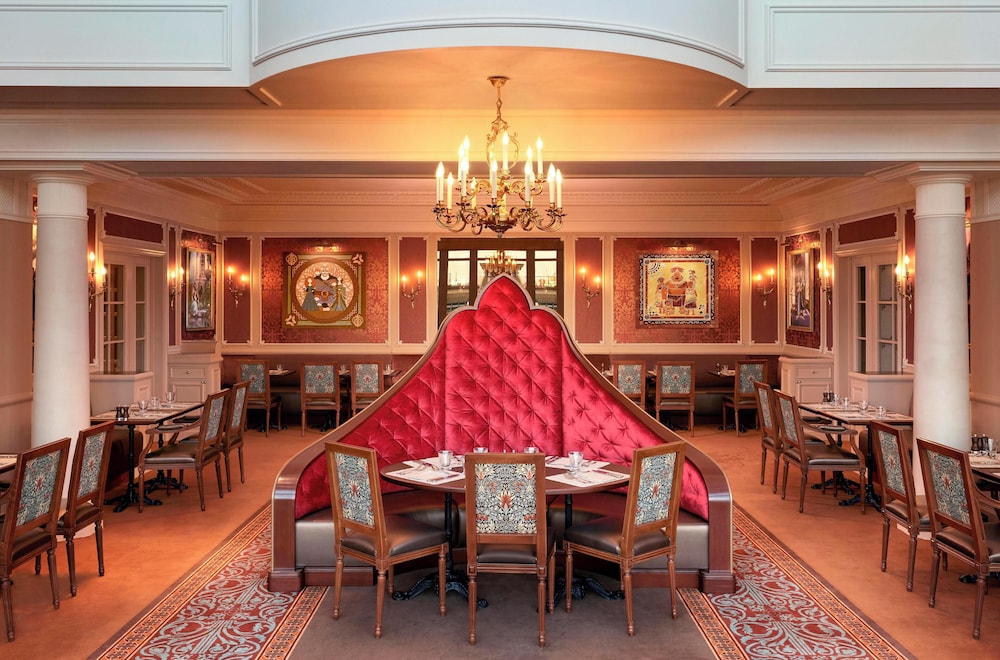 Disneyland® Hotel — Restaurant & bars in Disneyland Paris, Ile-de-France