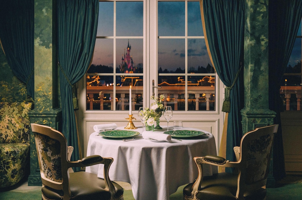 Disneyland® Hotel — Restaurant & bars in Disneyland Paris, Ile-de-France