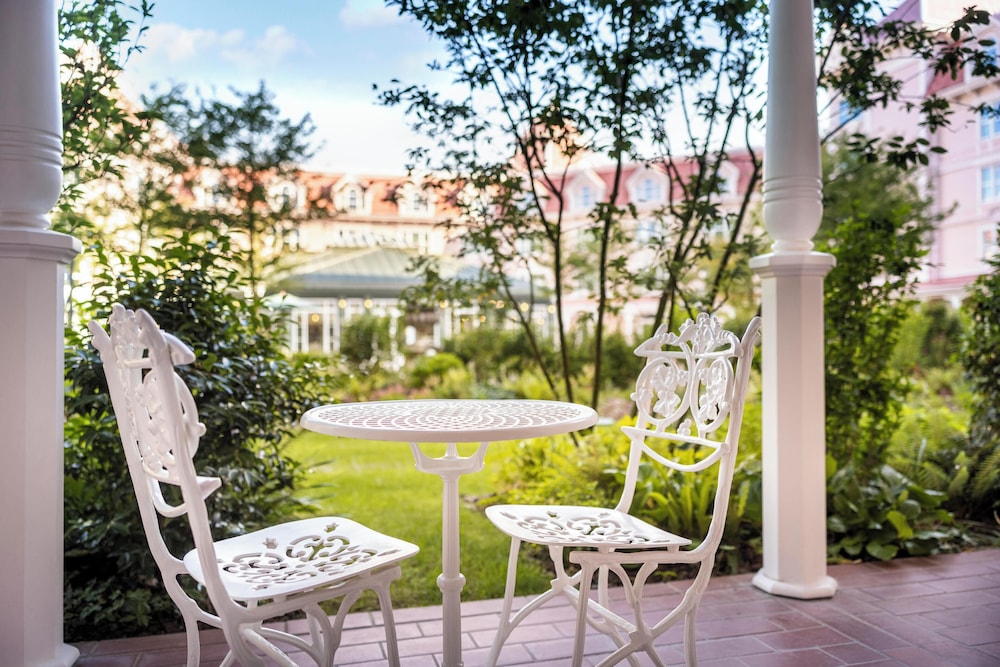 Disneyland® Hotel — Hotel building in Disneyland Paris, Ile-de-France