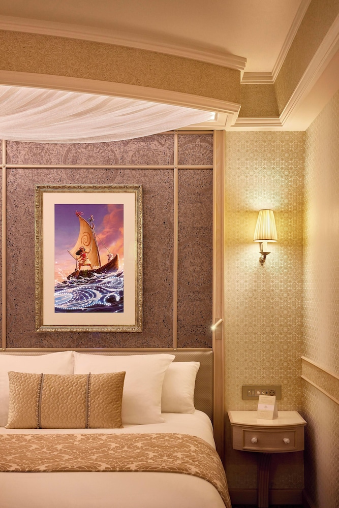 Disneyland® Hotel — Hotel rooms in Disneyland Paris, Ile-de-France