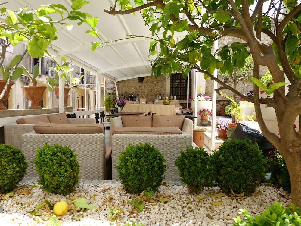 Hotel Il Piccolo Giardino — Restaurant & bars in Taormina, Sicily