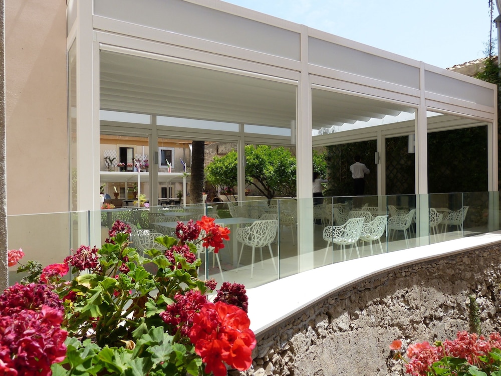 Hotel Il Piccolo Giardino — Restaurant & bars in Taormina, Sicily