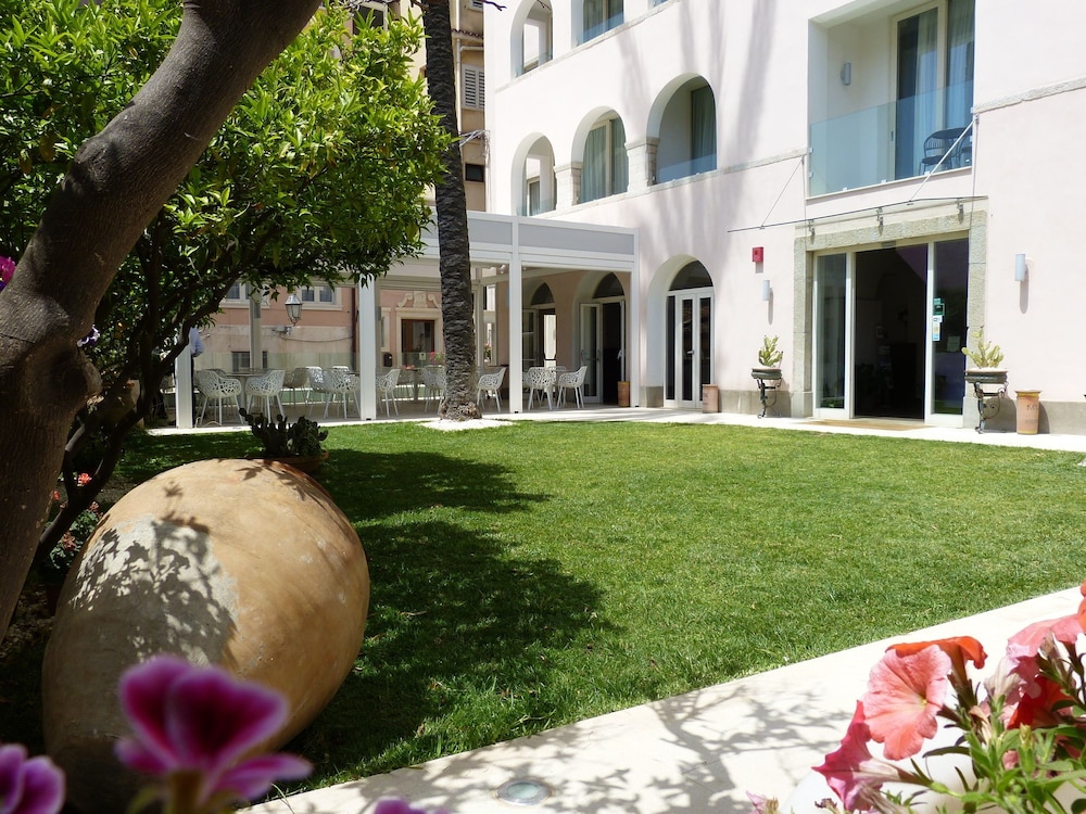 Hotel Il Piccolo Giardino — Hotel building in Taormina, Sicily