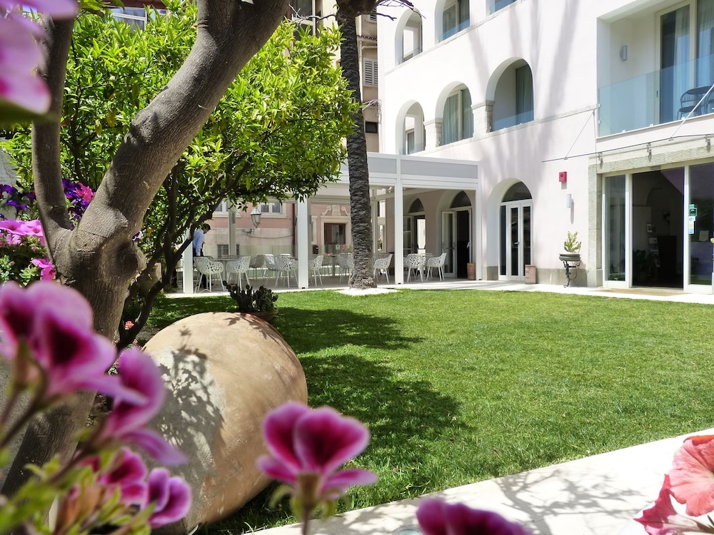 Hotel Il Piccolo Giardino — Hotel building in Taormina, Sicily