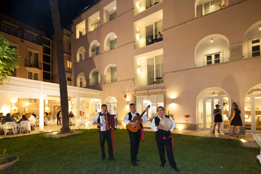 Hotel Il Piccolo Giardino — Hotel building in Taormina, Sicily