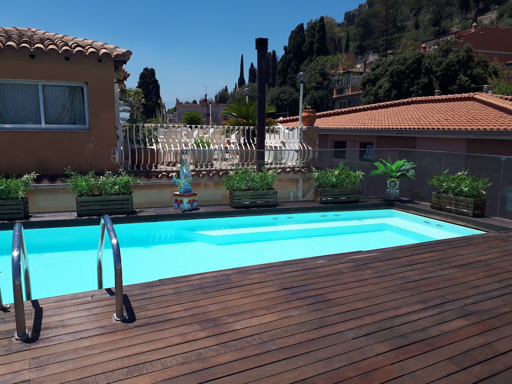 Hotel Il Piccolo Giardino — Swimming pool in Taormina, Sicily