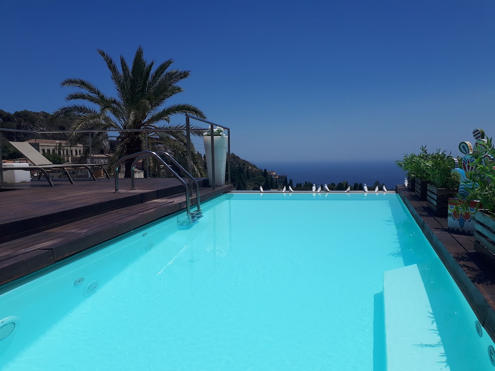 Hotel Il Piccolo Giardino — Swimming pool in Taormina, Sicily