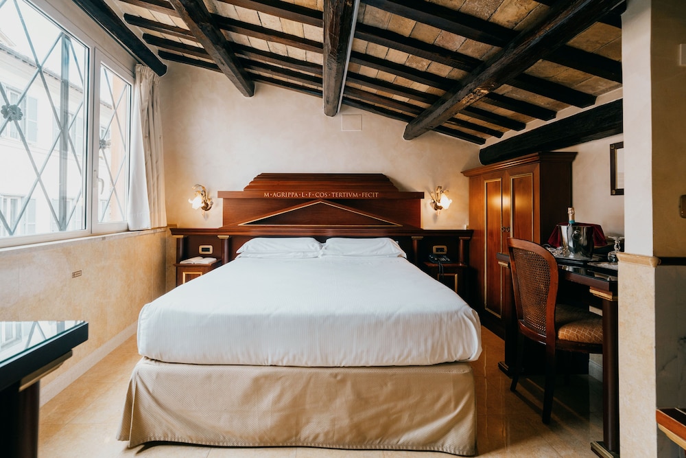Hotel Pantheon — Hotel rooms in Rome, Lazio