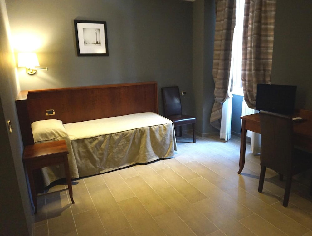 Taormina — Hotel rooms in Rome, Lazio