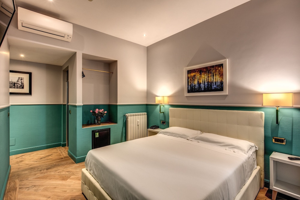 Taormina — Hotel rooms in Rome, Lazio