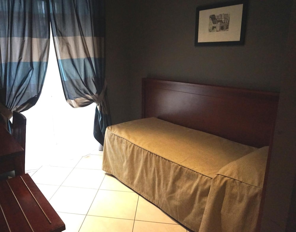 Taormina — Hotel rooms in Rome, Lazio