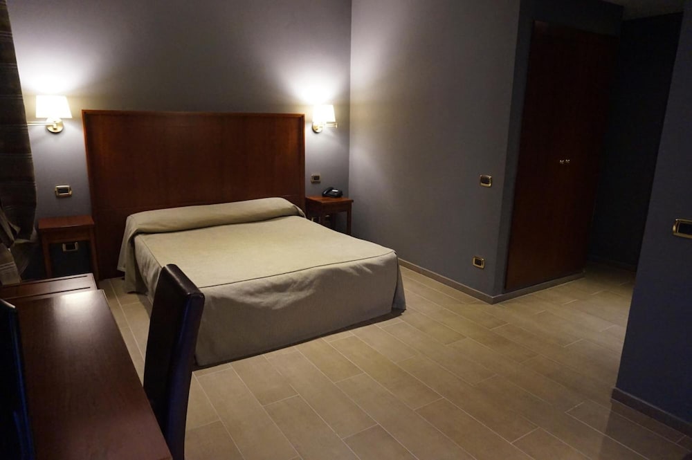 Taormina — Hotel rooms in Rome, Lazio