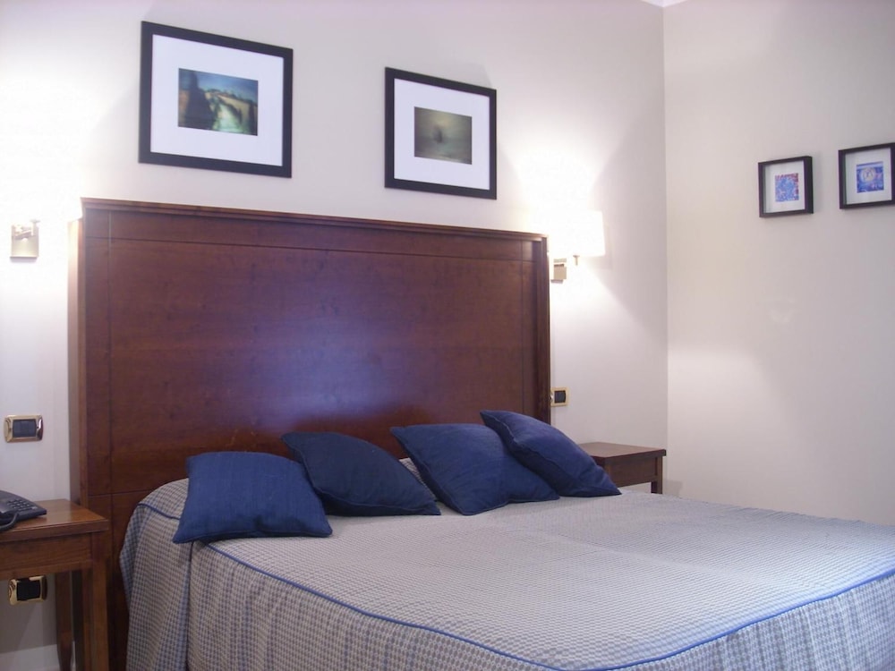Taormina — Hotel rooms in Rome, Lazio