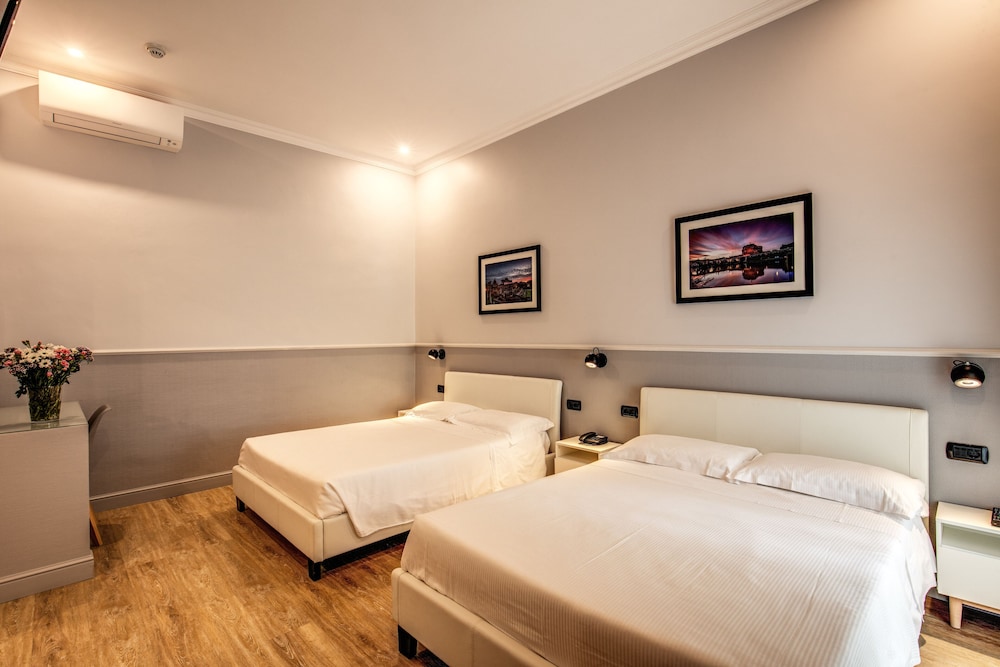 Taormina — Hotel rooms in Rome, Lazio
