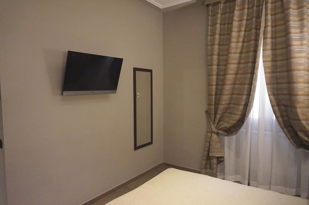 Taormina — Hotel rooms in Rome, Lazio