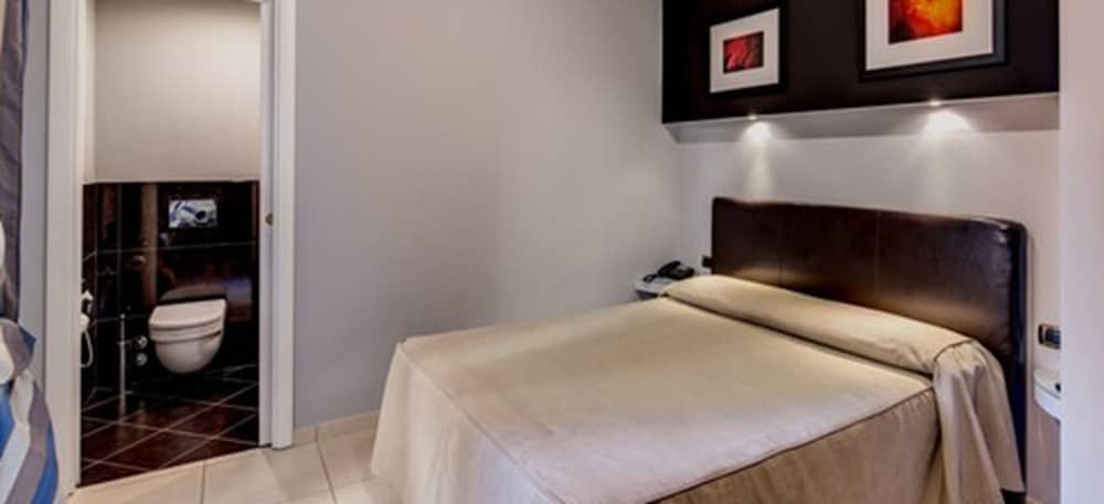Taormina — Hotel rooms in Rome, Lazio