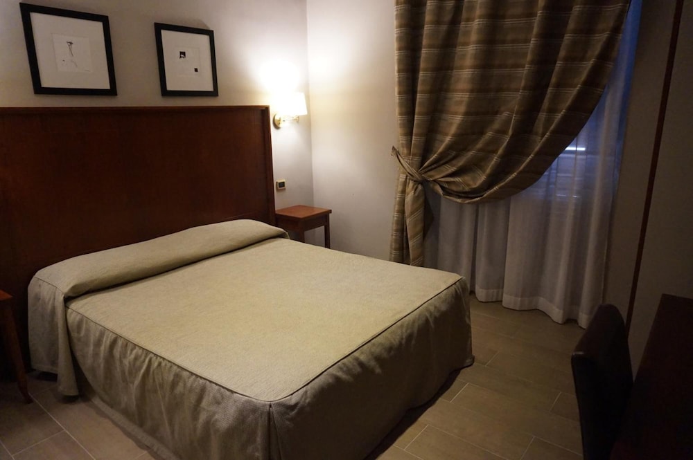 Taormina — Hotel rooms in Rome, Lazio