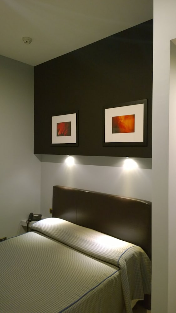 Taormina — Hotel rooms in Rome, Lazio