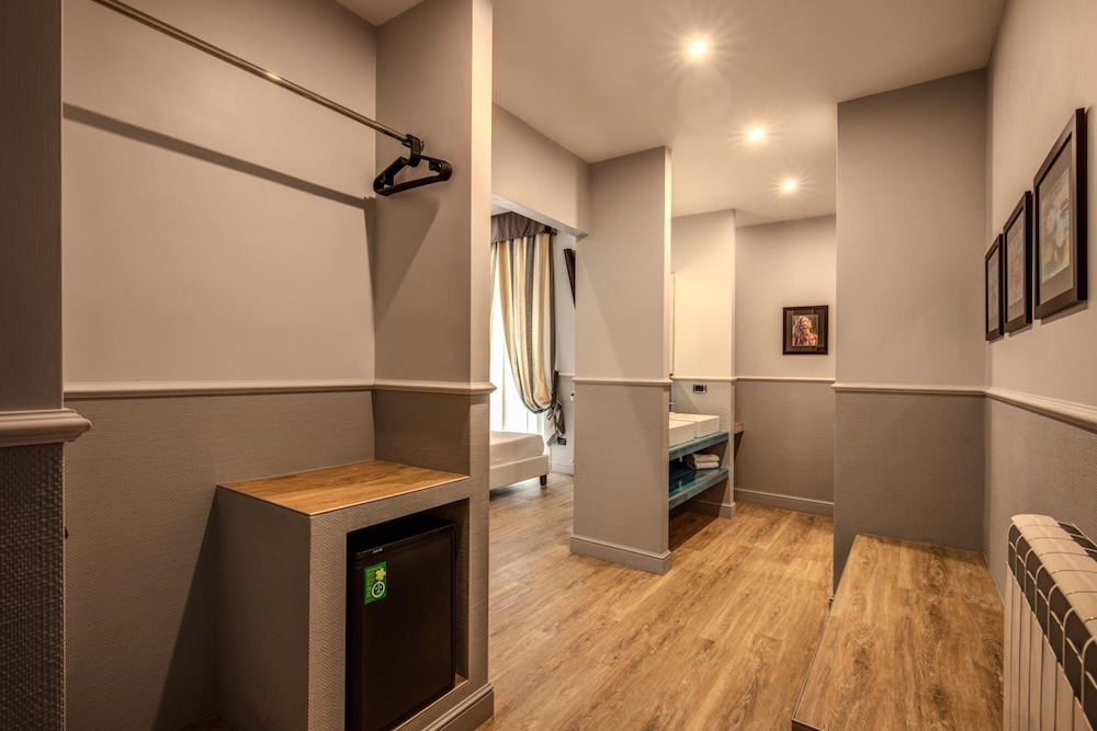 Taormina — Hotel rooms in Rome, Lazio