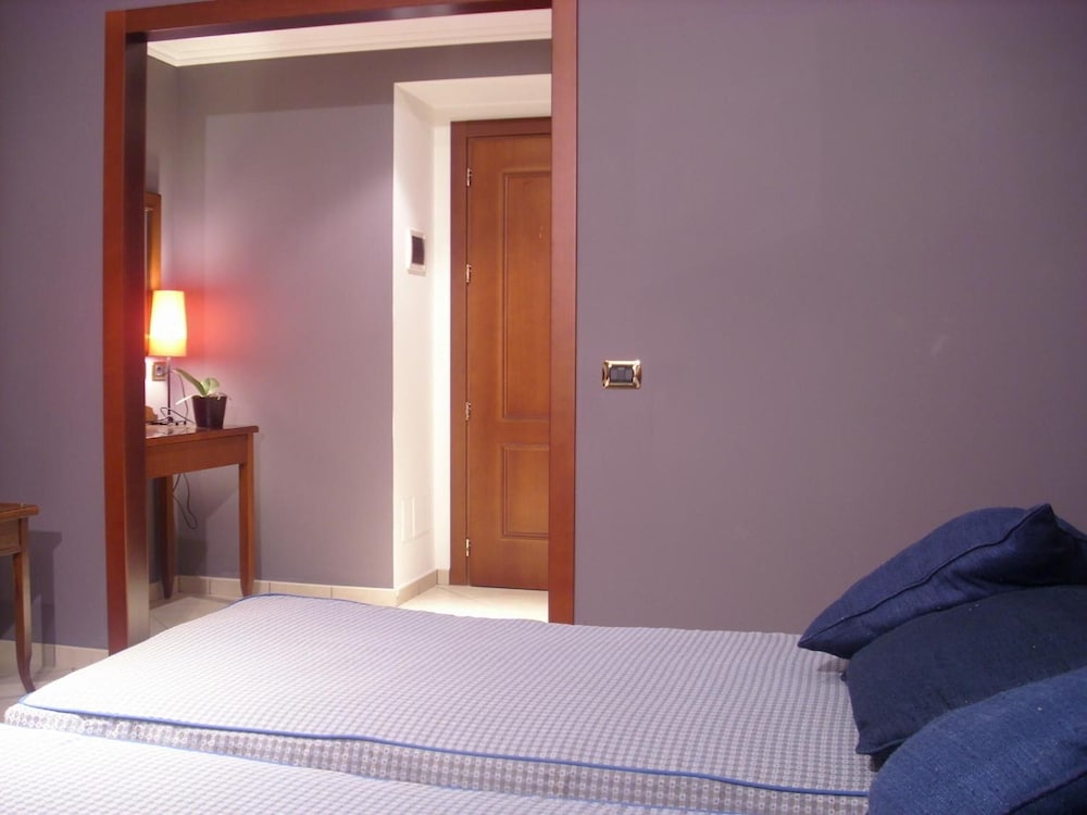 Taormina — Hotel rooms in Rome, Lazio