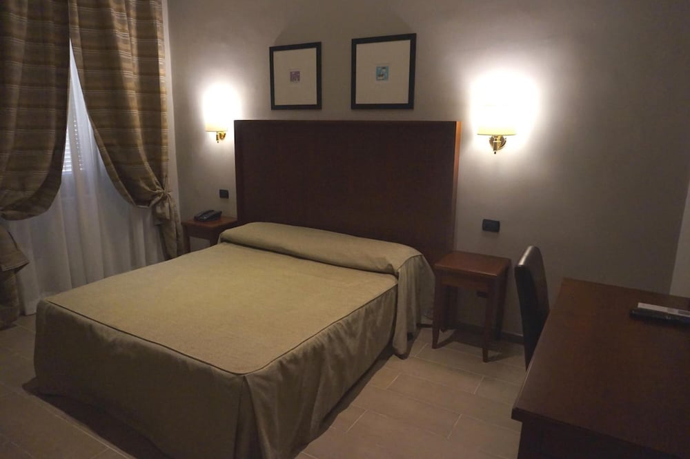 Taormina — Hotel rooms in Rome, Lazio
