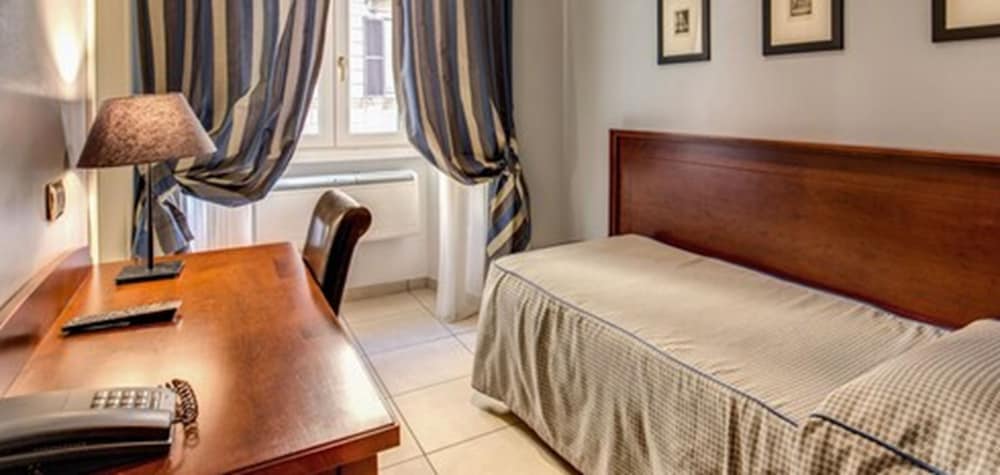 Taormina — Hotel rooms in Rome, Lazio