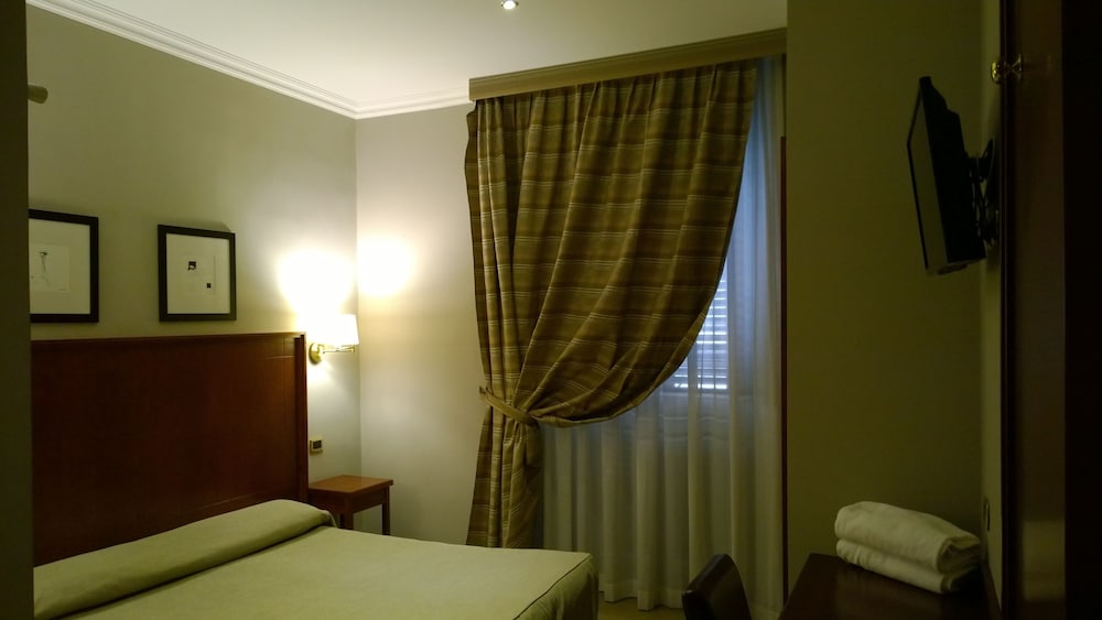 Taormina — Hotel rooms in Rome, Lazio