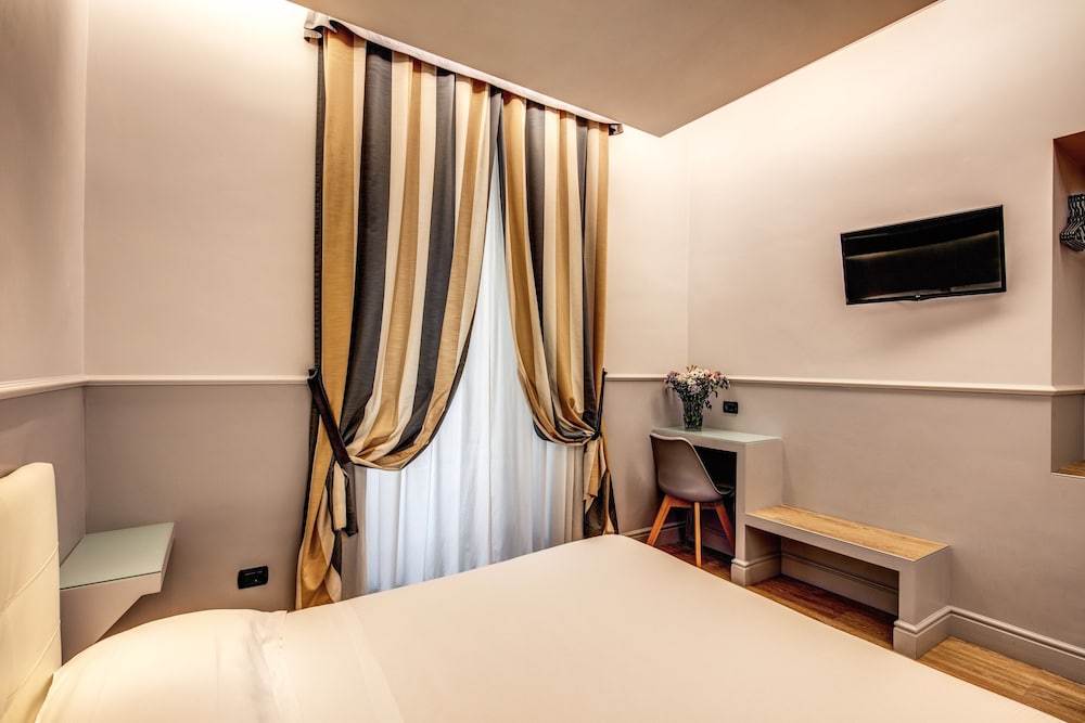Taormina — Hotel rooms in Rome, Lazio