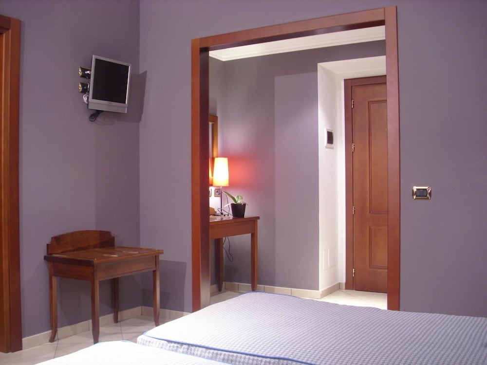 Taormina — Hotel rooms in Rome, Lazio