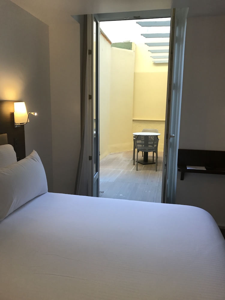 Hôtel & Appartements Monsigny — Hotel rooms in Nice, Provence-Alpes-Cote d'Azur
