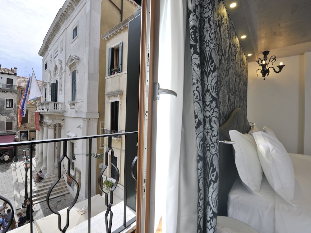 Al Theatro Palace — Hotel rooms in Venice, Veneto