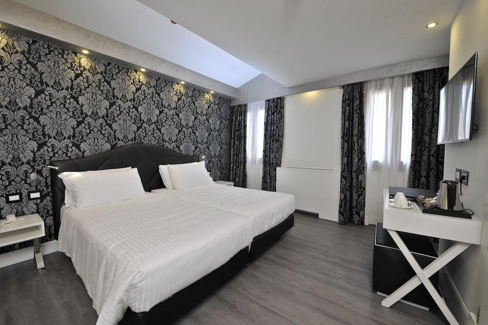 Al Theatro Palace — Hotel rooms in Venice, Veneto