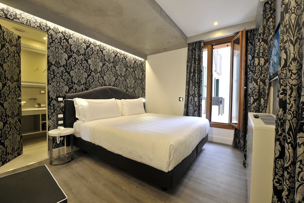 Al Theatro Palace — Hotel rooms in Venice, Veneto