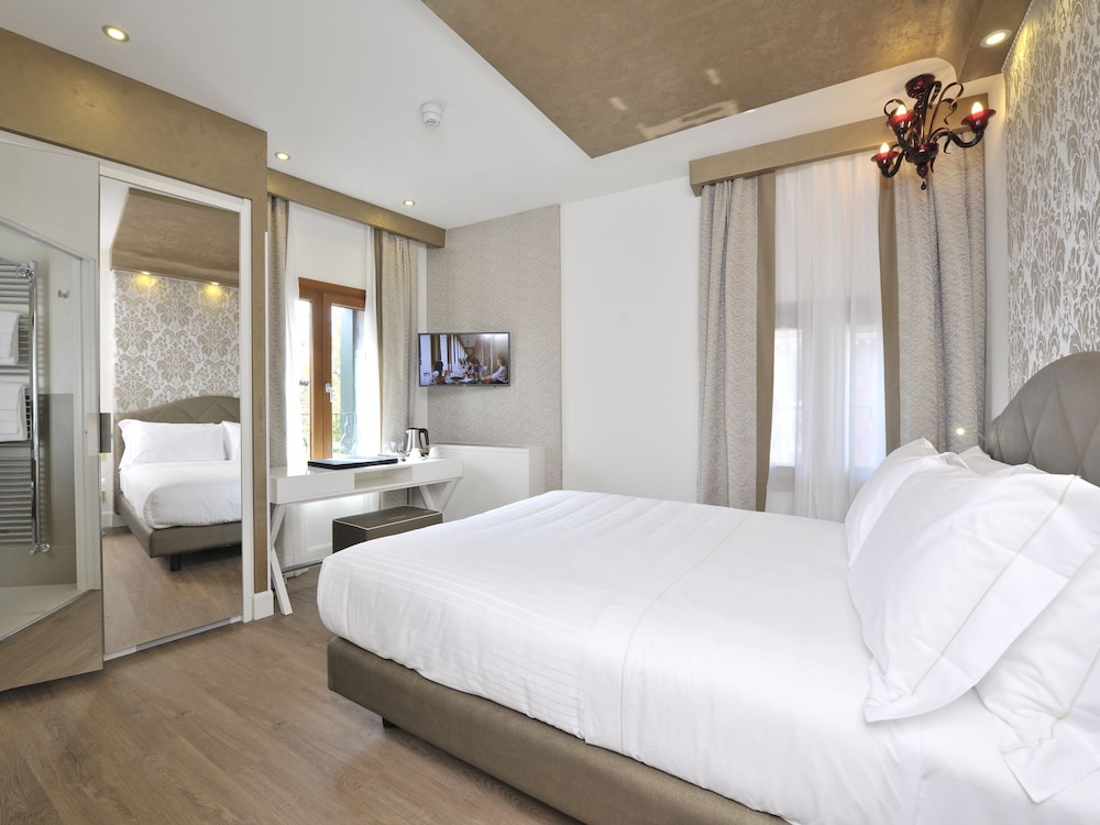 Al Theatro Palace — Hotel rooms in Venice, Veneto