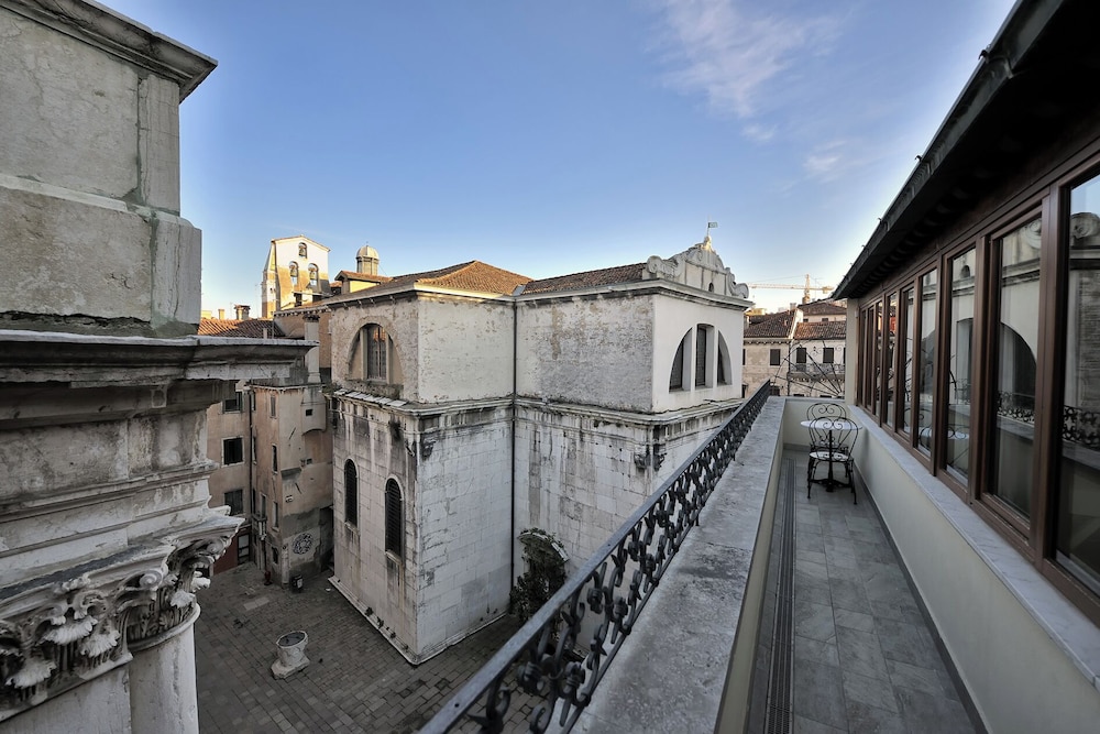 Al Theatro Palace — Attractions in the area in Venice, Veneto