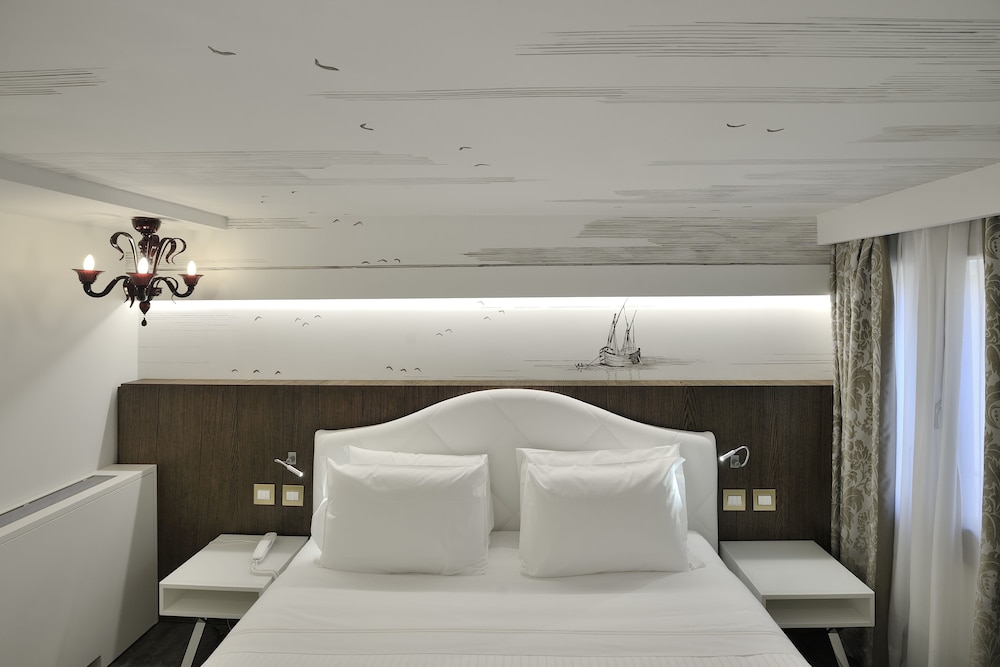 Al Theatro Palace — Hotel rooms in Venice, Veneto