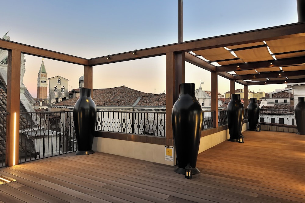 Al Theatro Palace — Hotel building in Venice, Veneto