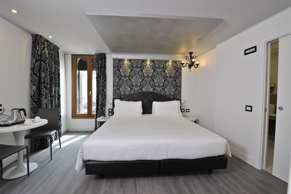 Al Theatro Palace — Hotel rooms in Venice, Veneto