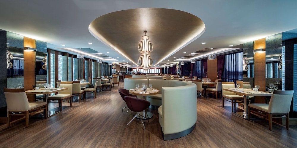 DoubleTree by Hilton Istanbul Topkapi — Restaurant & bars in Istanbul, Istanbul