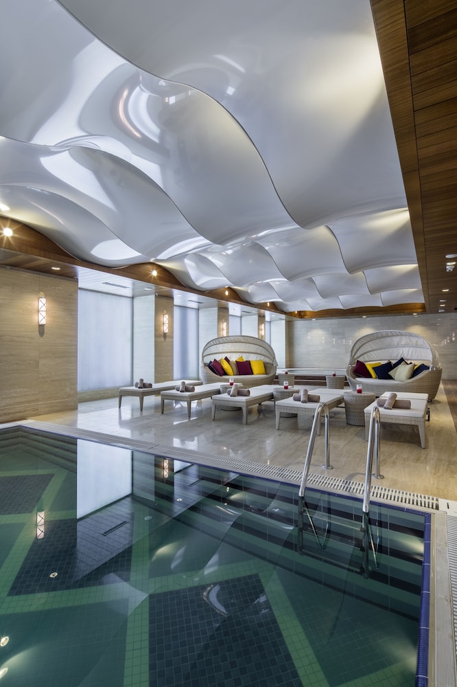 DoubleTree by Hilton Istanbul Topkapi — Swimming pool in Istanbul, Istanbul