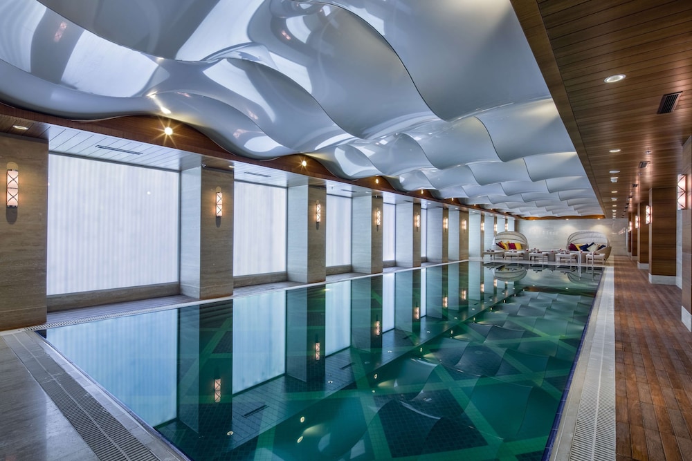 DoubleTree by Hilton Istanbul Topkapi — Swimming pool in Istanbul, Istanbul