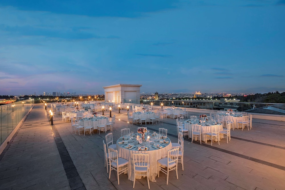 DoubleTree by Hilton Istanbul Topkapi — Restaurant & bars in Istanbul, Istanbul